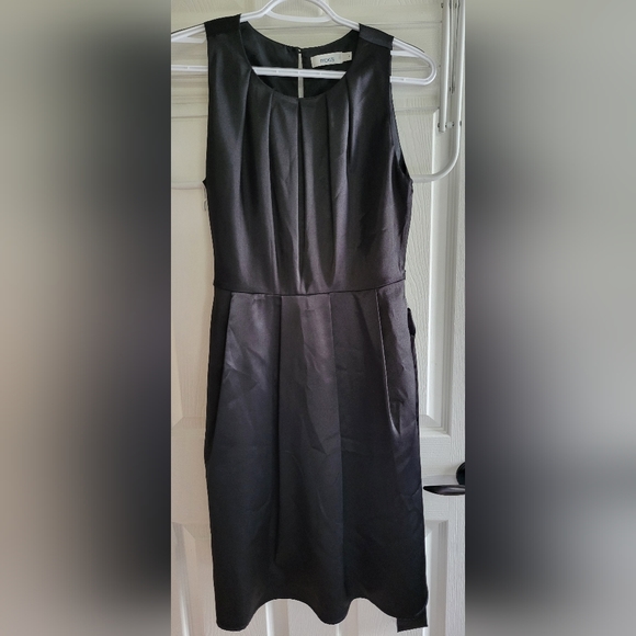 Ricki's Scoop Neck Pleated Dress in Black - Picture 6 of 7